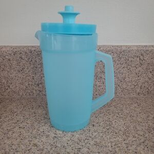 Tupperware Toys Childs Teal Blue Pitcher 1399-10 Vacuum Lid 10 oz  Pretend Play